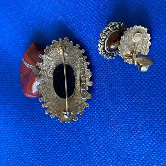 Brooch and screw on earrings. - Picture 2 of 5